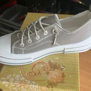 Very G Women's Gray Sneakers